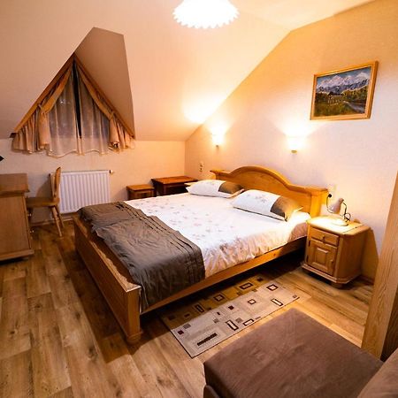 Guesthouse Mocivnik Okroglice ภายนอก รูปภาพ