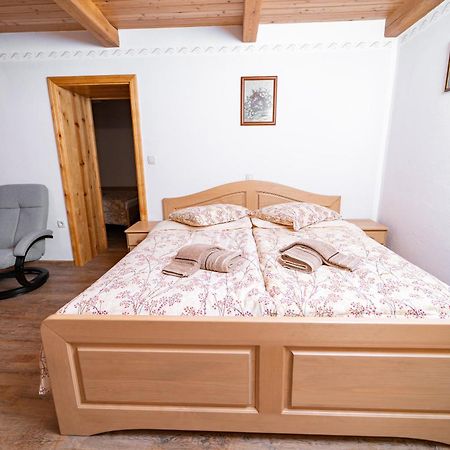 Guesthouse Mocivnik Okroglice ภายนอก รูปภาพ