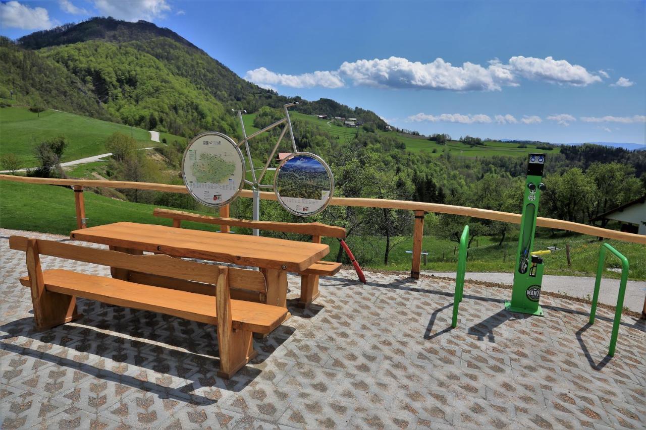 Guesthouse Mocivnik Okroglice ภายนอก รูปภาพ