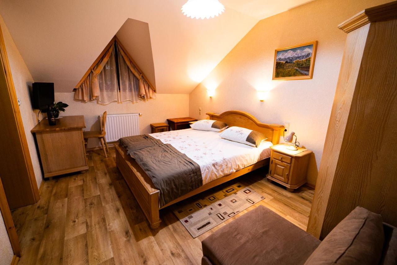 Guesthouse Mocivnik Okroglice ภายนอก รูปภาพ