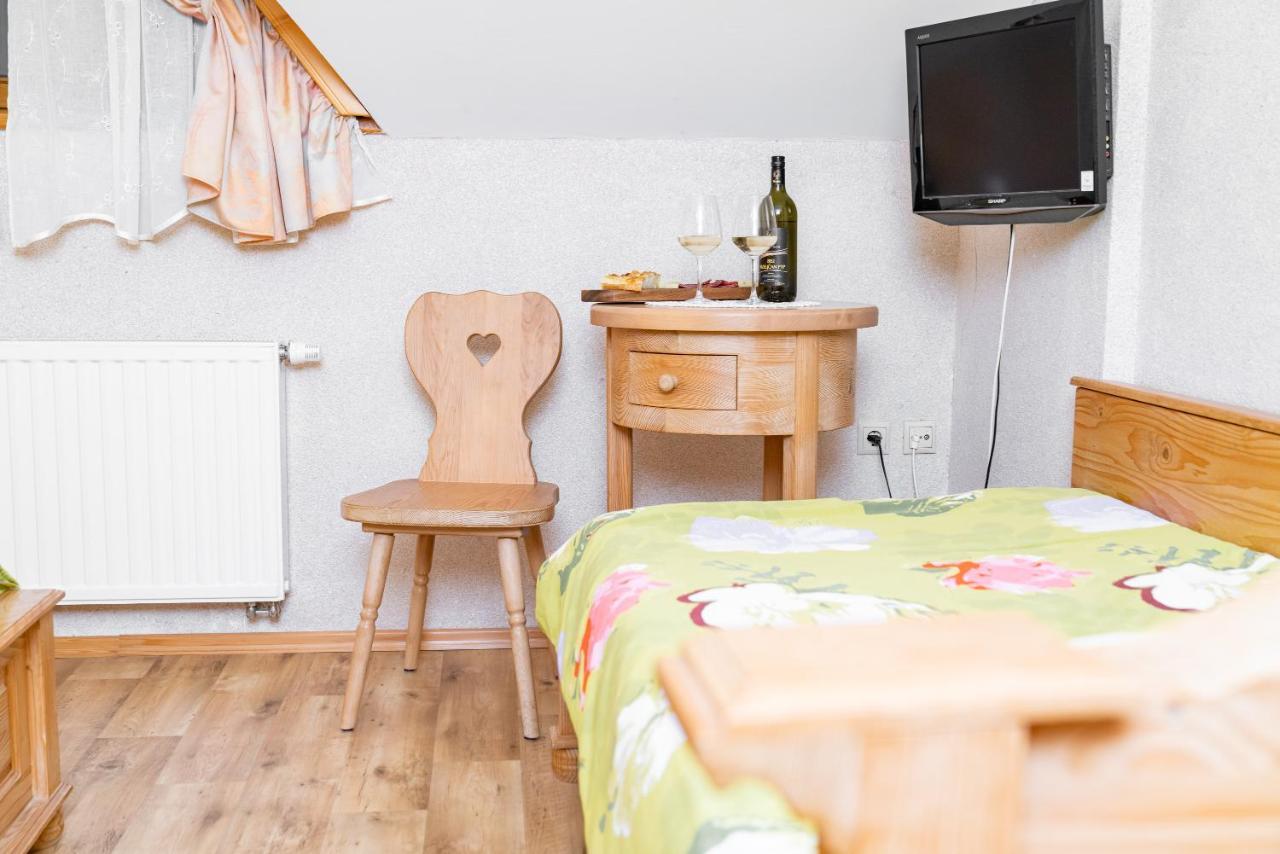 Guesthouse Mocivnik Okroglice ภายนอก รูปภาพ