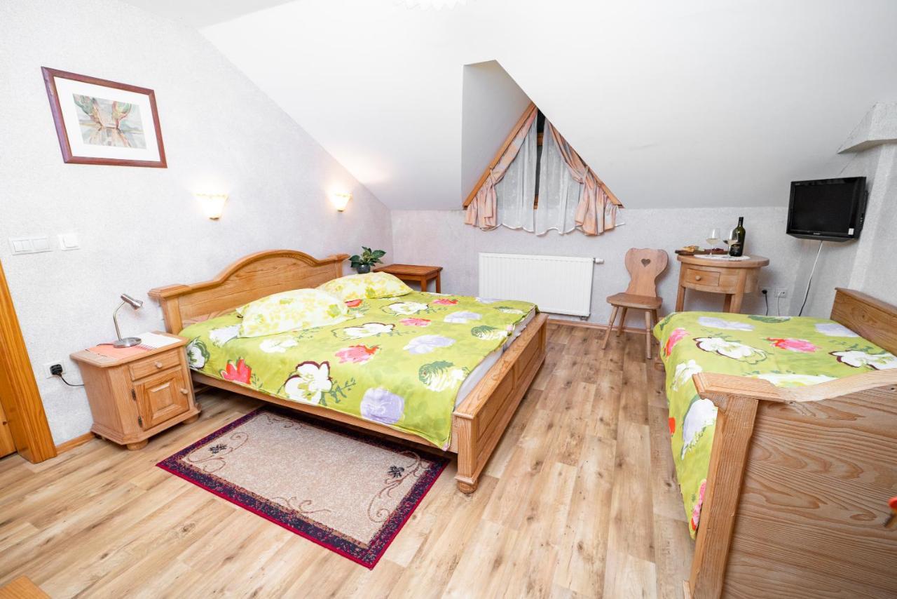 Guesthouse Mocivnik Okroglice ภายนอก รูปภาพ