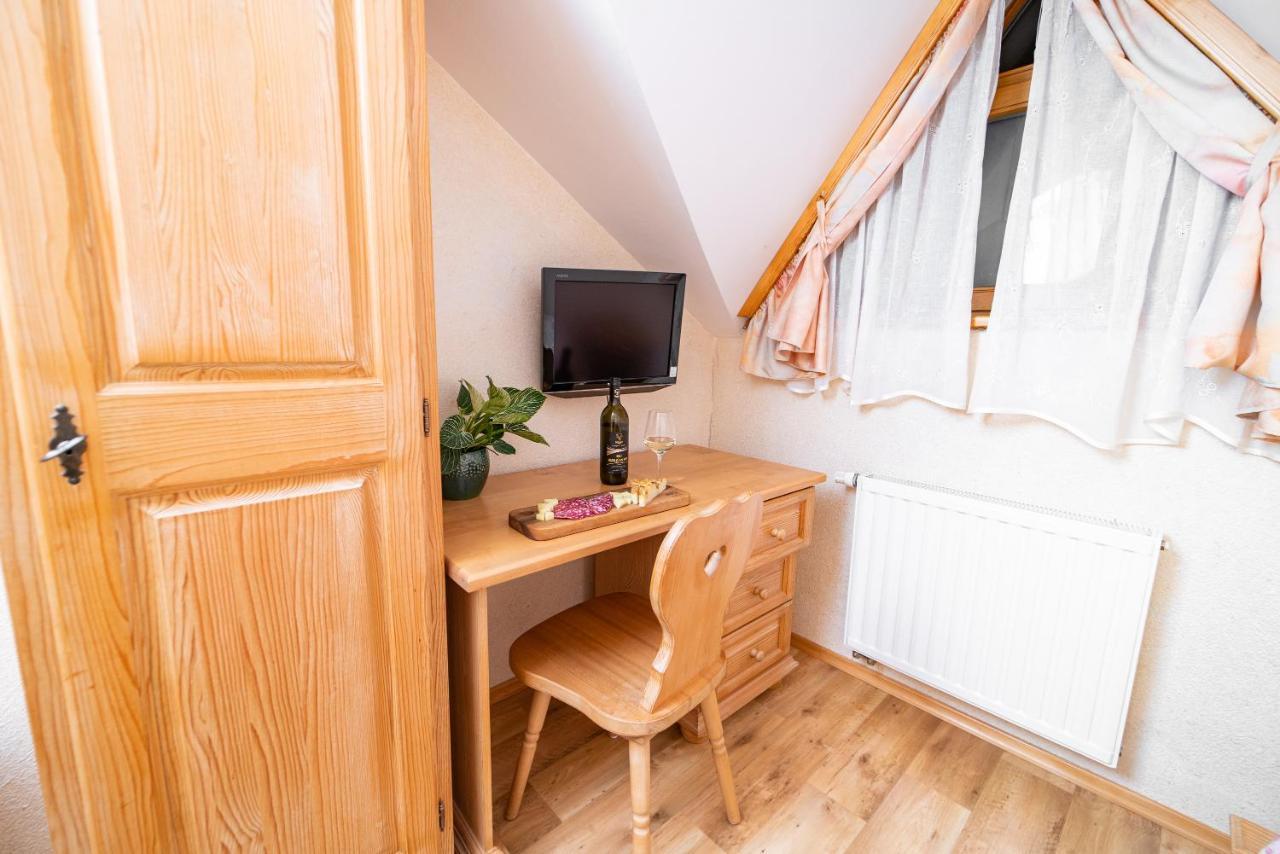 Guesthouse Mocivnik Okroglice ภายนอก รูปภาพ
