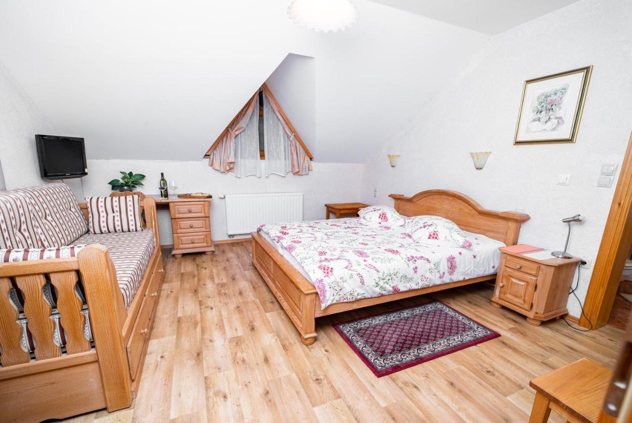 Guesthouse Mocivnik Okroglice ภายนอก รูปภาพ