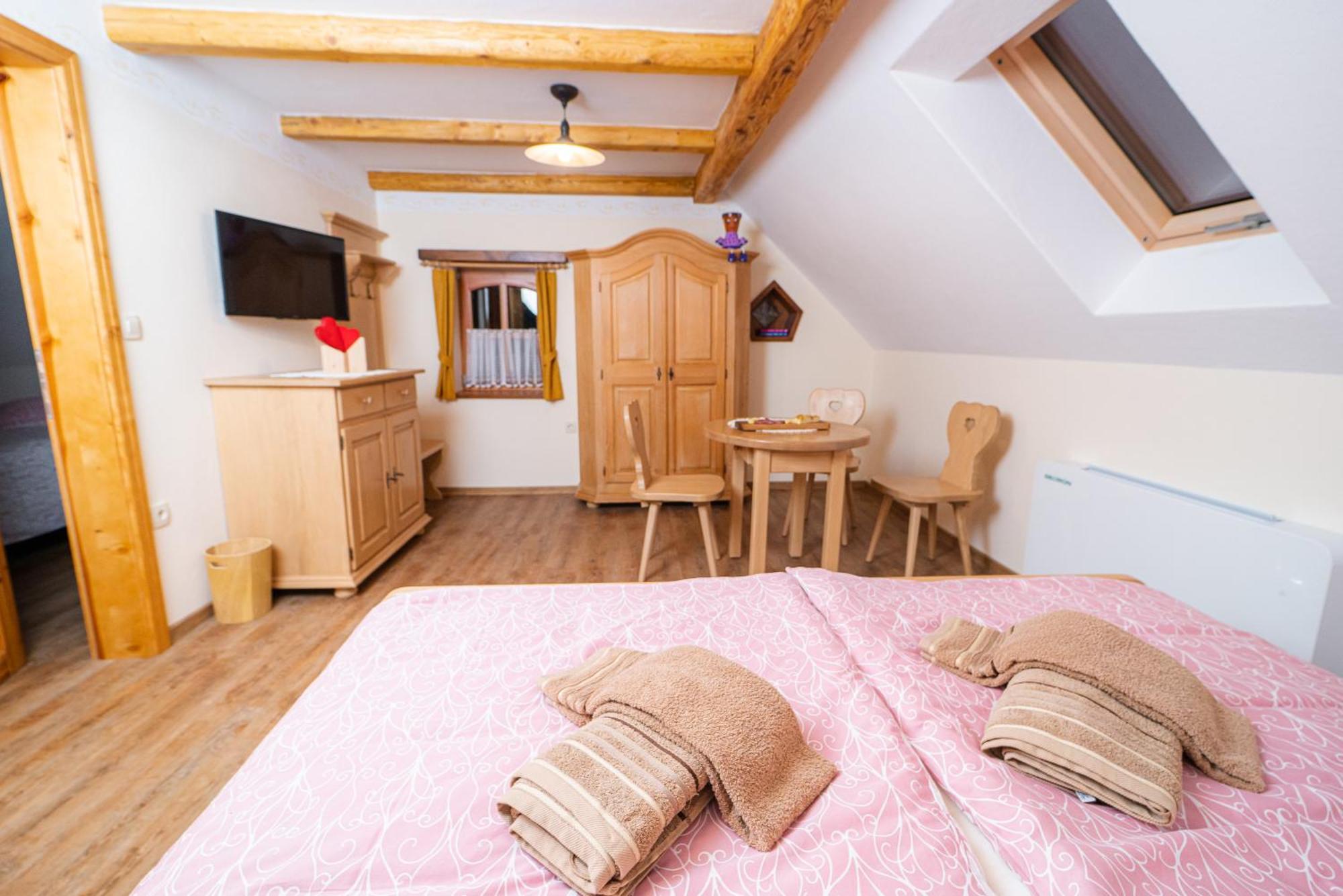 Guesthouse Mocivnik Okroglice ภายนอก รูปภาพ