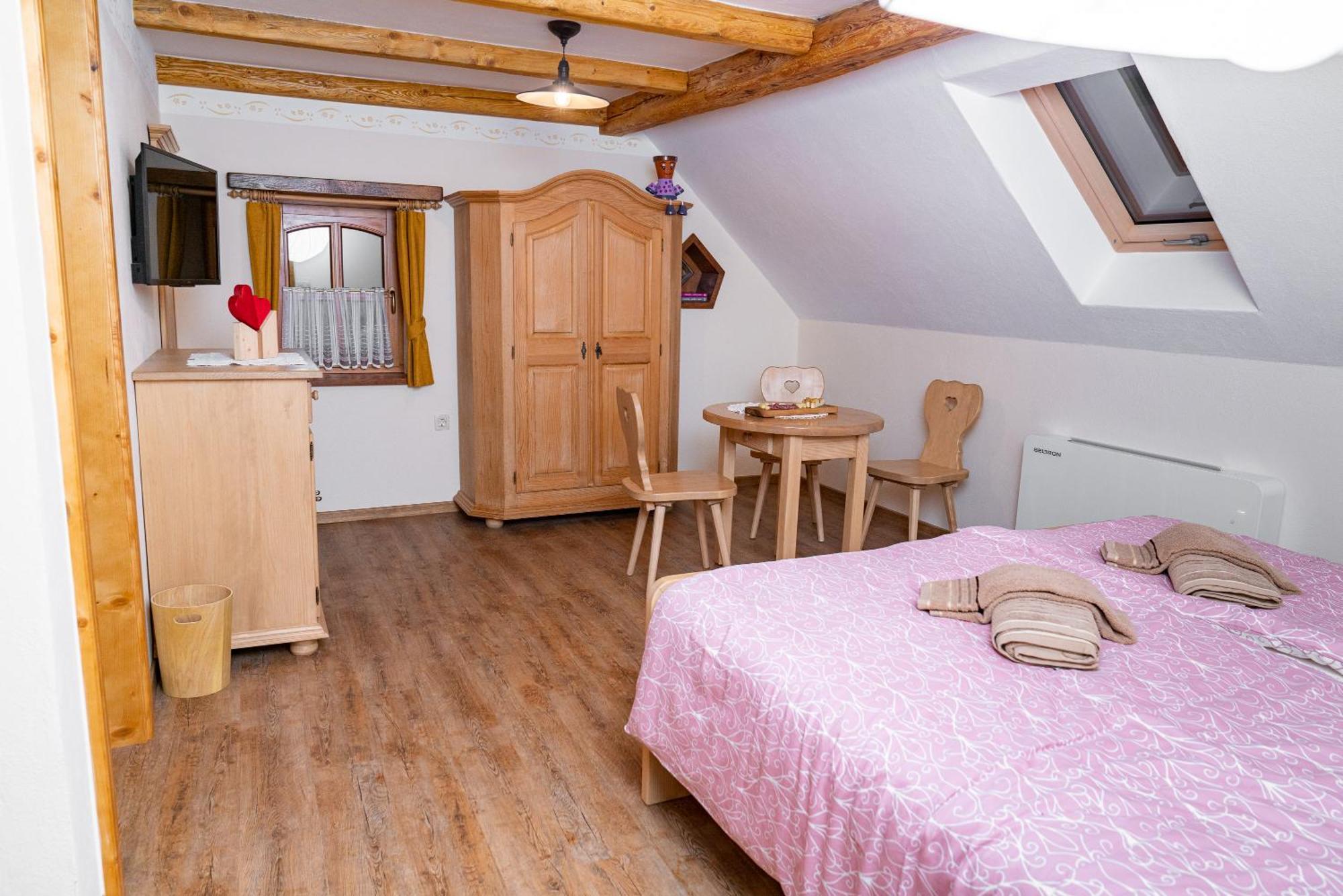 Guesthouse Mocivnik Okroglice ภายนอก รูปภาพ