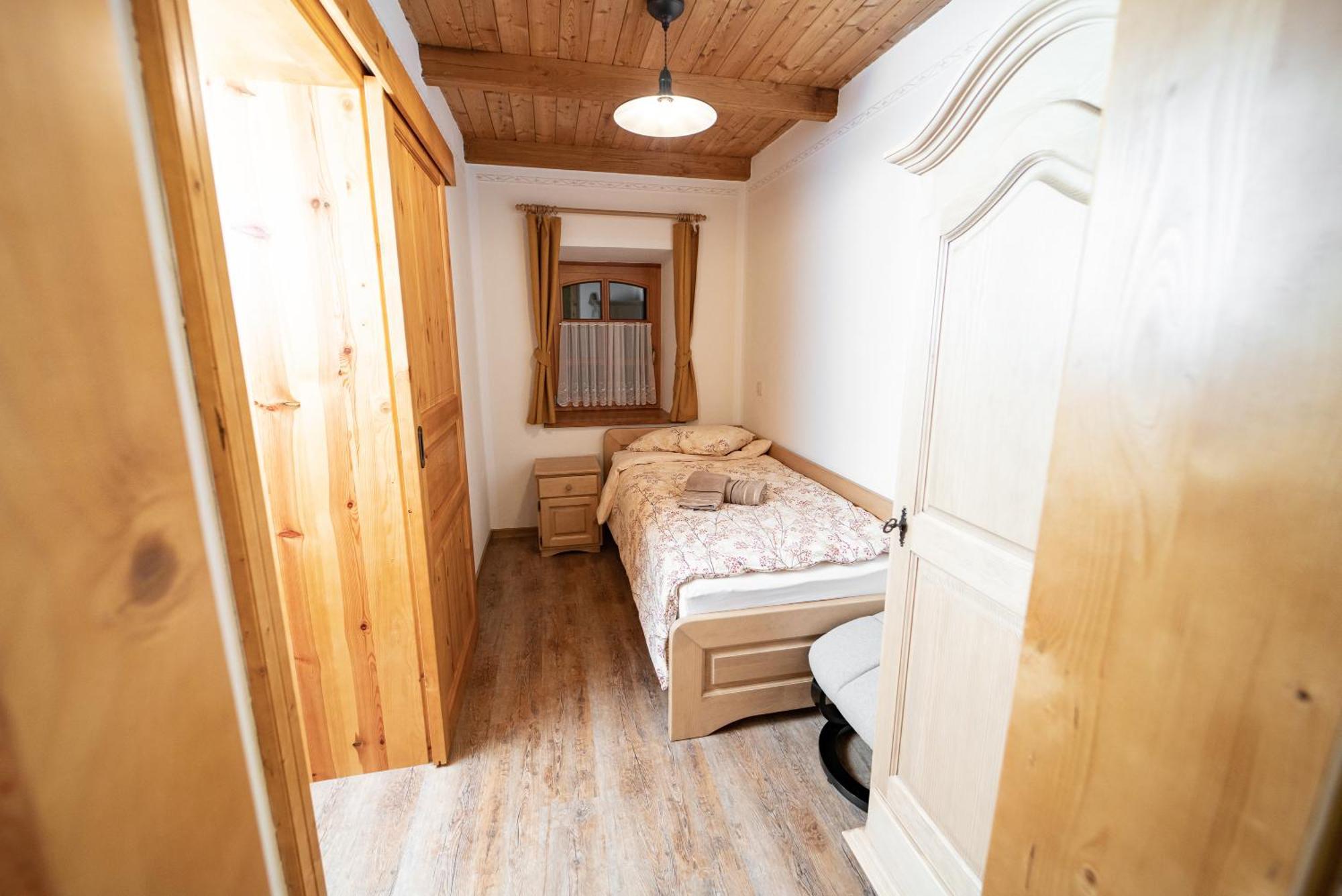 Guesthouse Mocivnik Okroglice ภายนอก รูปภาพ