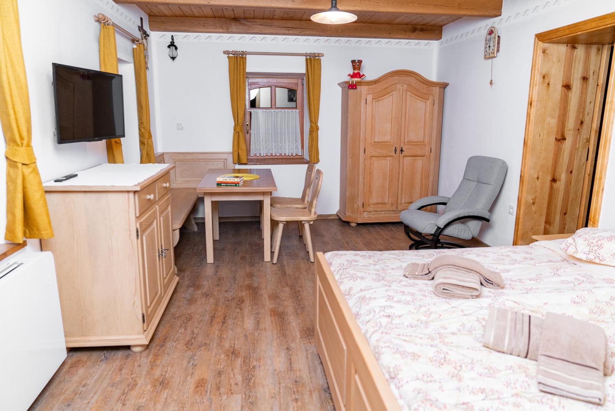 Guesthouse Mocivnik Okroglice ภายนอก รูปภาพ