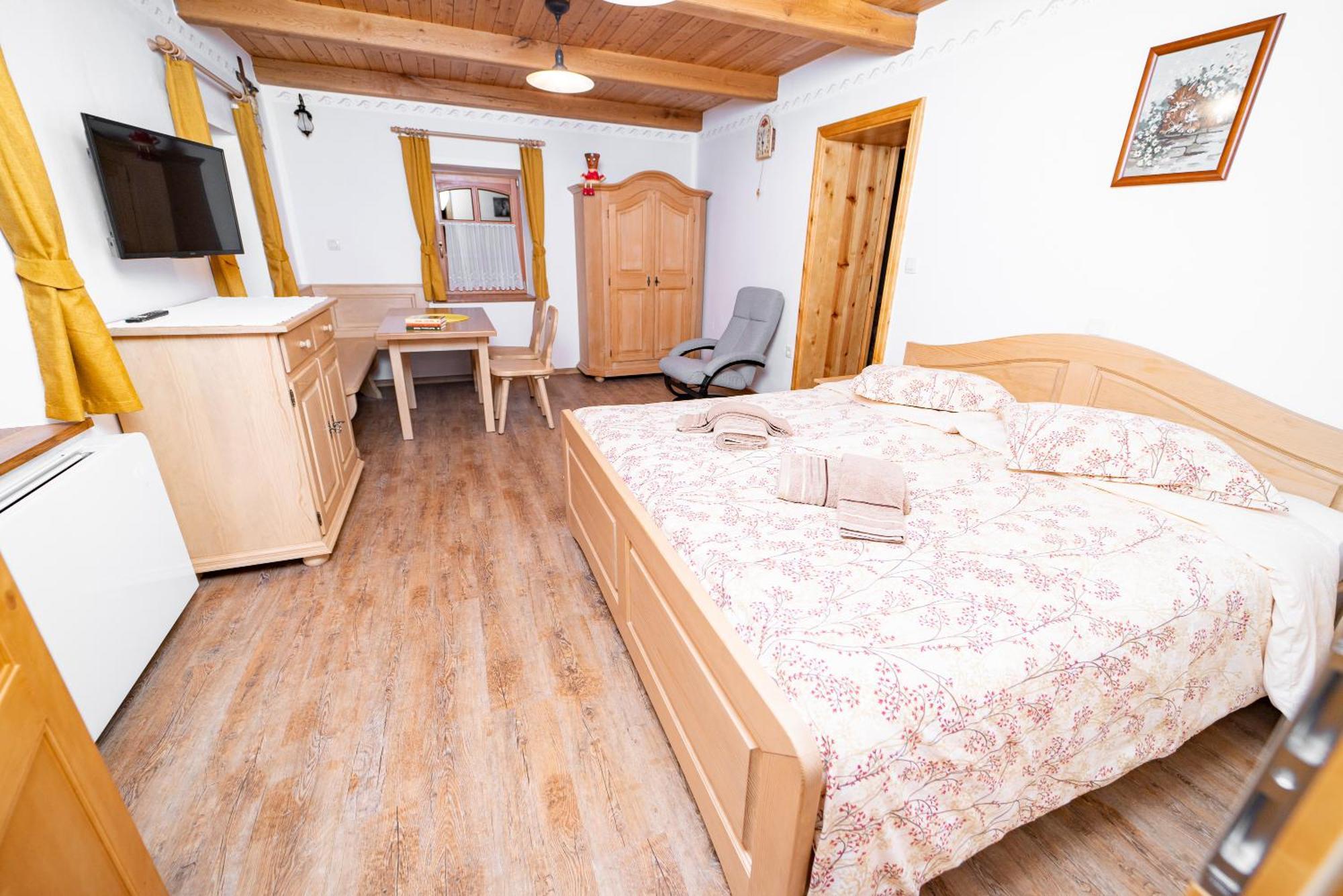 Guesthouse Mocivnik Okroglice ภายนอก รูปภาพ