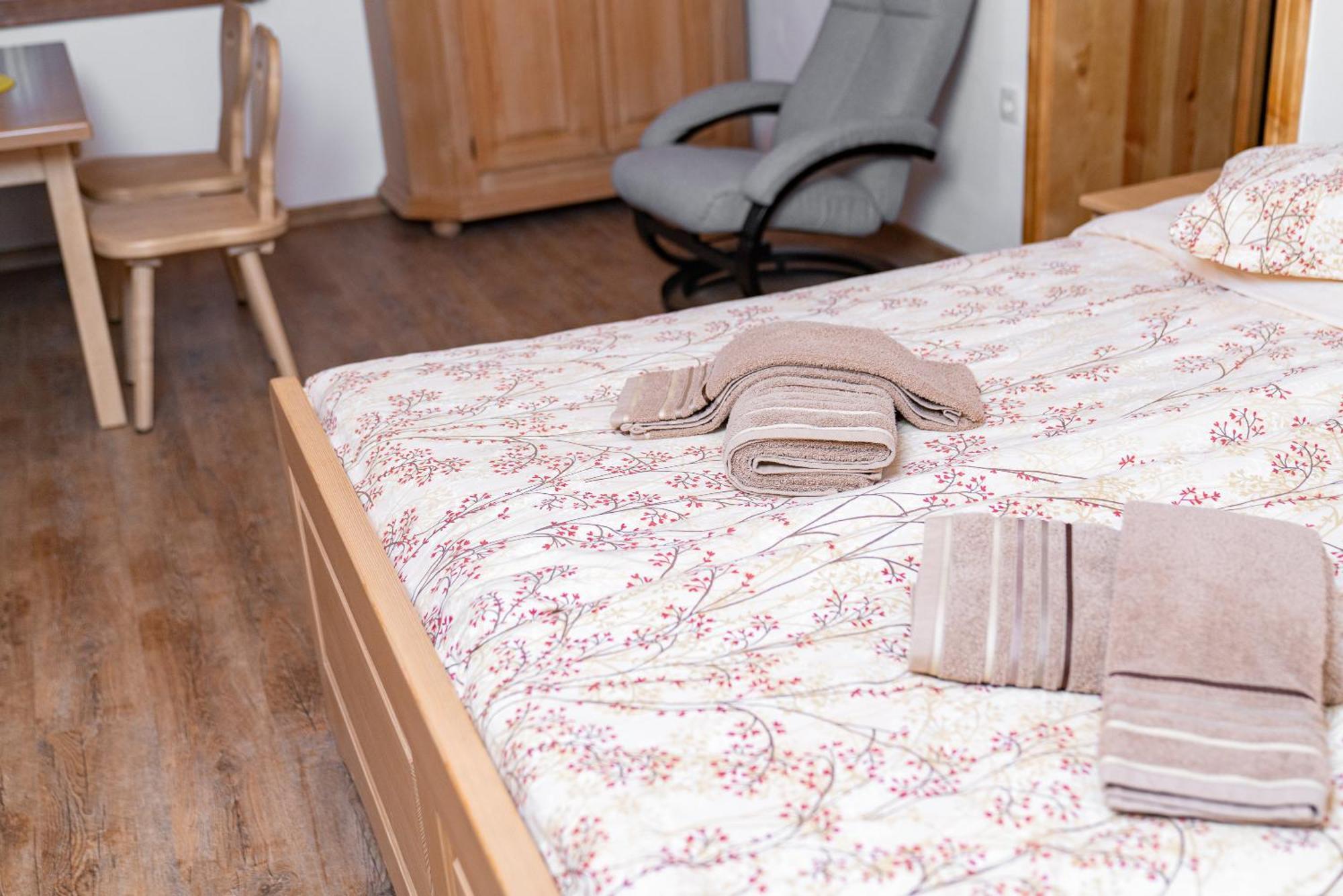 Guesthouse Mocivnik Okroglice ภายนอก รูปภาพ