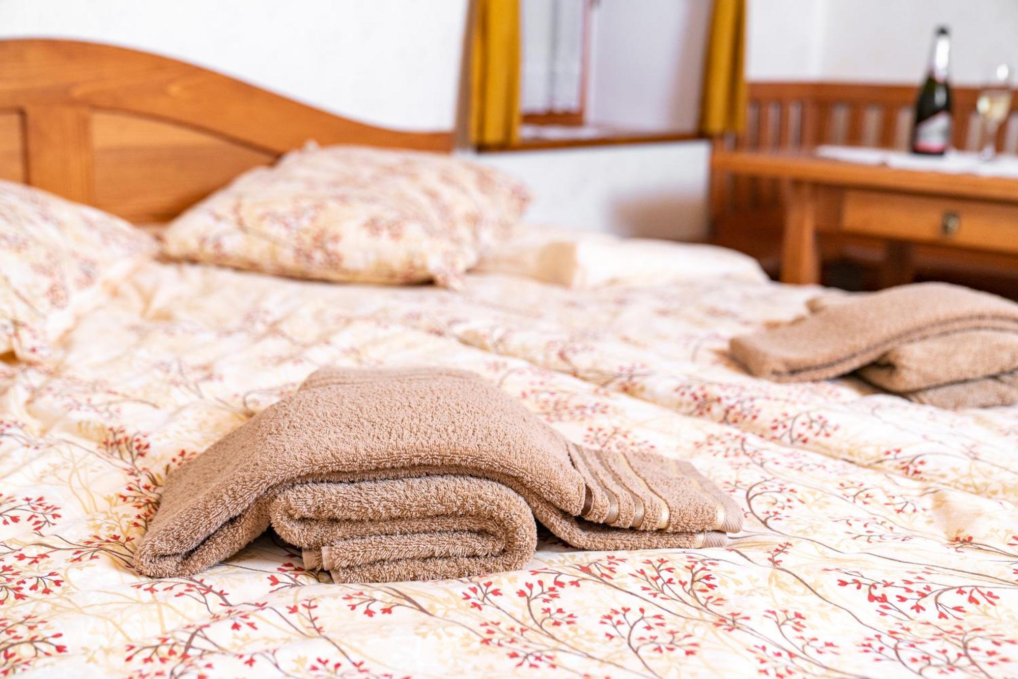 Guesthouse Mocivnik Okroglice ภายนอก รูปภาพ