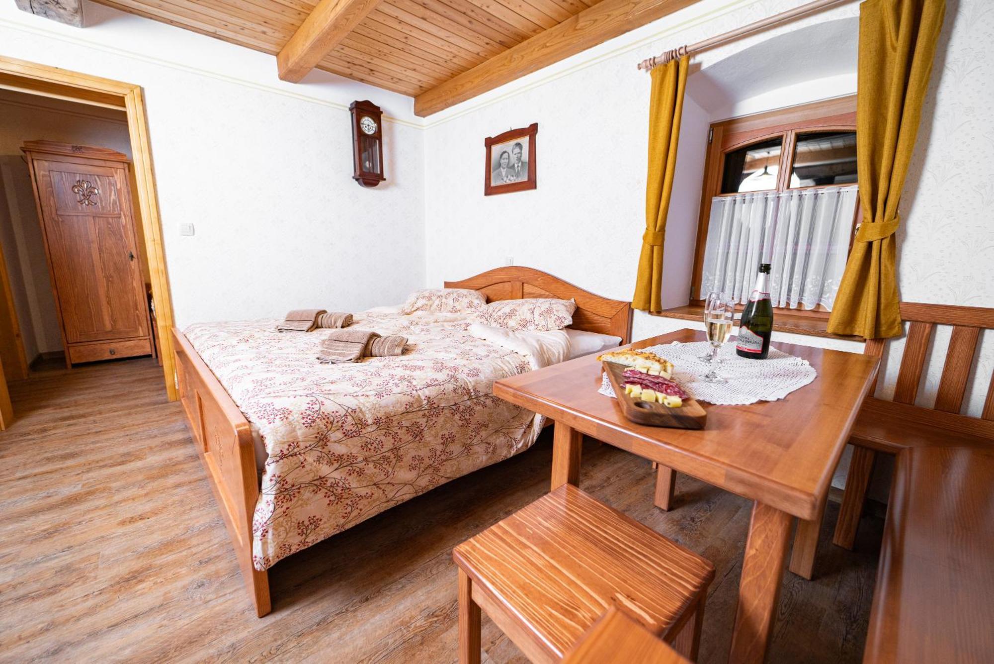 Guesthouse Mocivnik Okroglice ภายนอก รูปภาพ