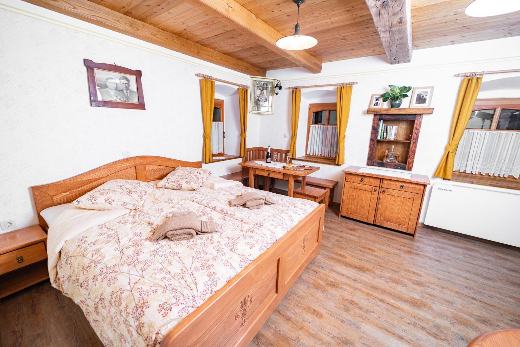 Guesthouse Mocivnik Okroglice ภายนอก รูปภาพ