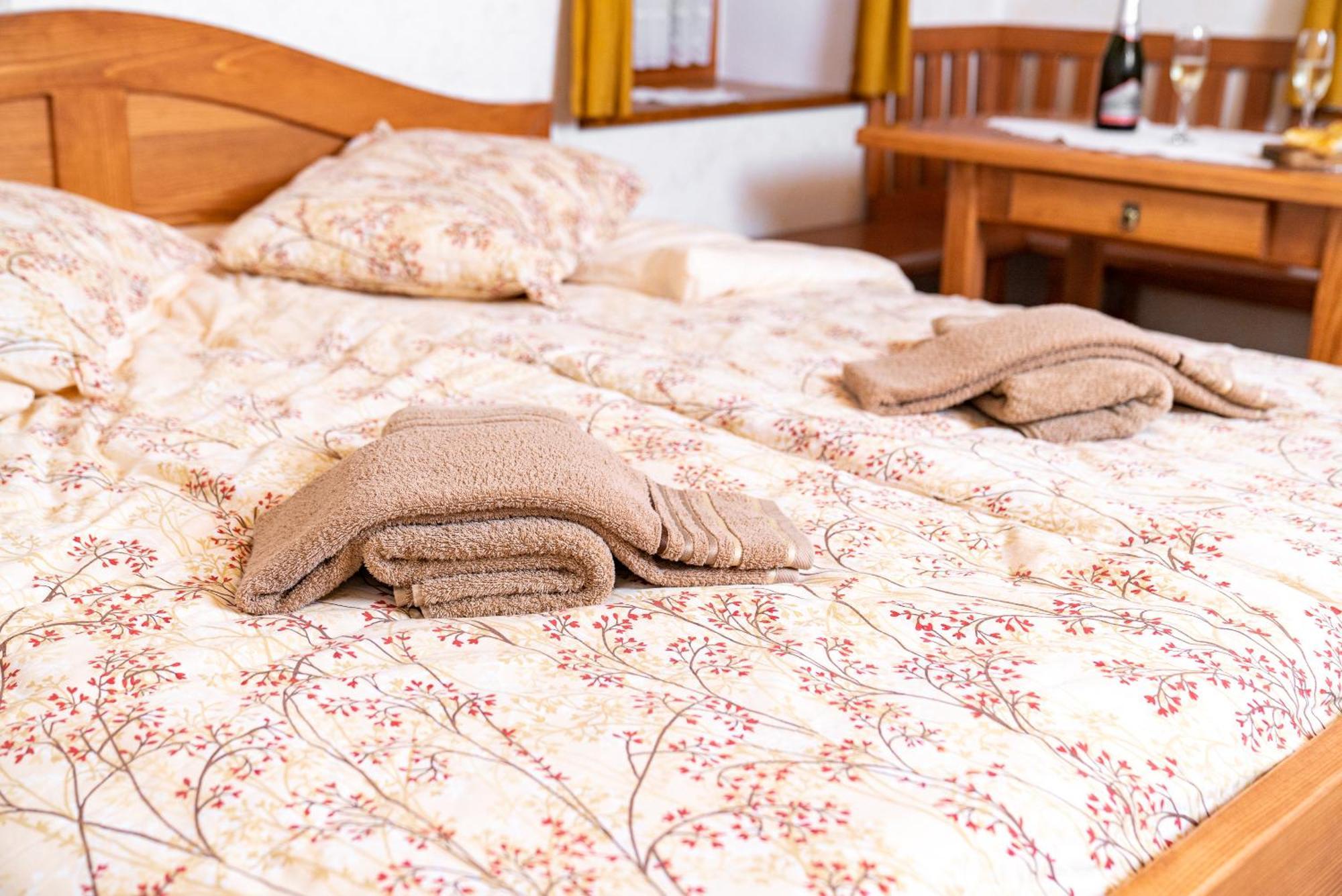 Guesthouse Mocivnik Okroglice ภายนอก รูปภาพ