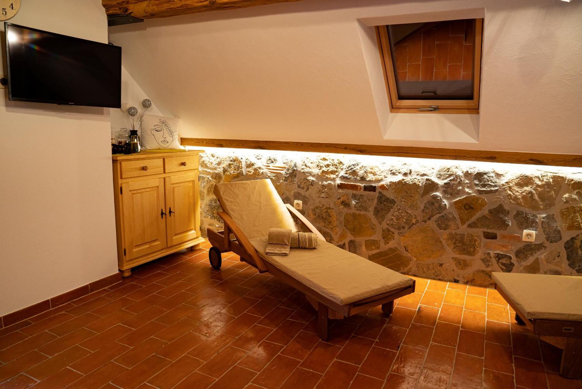 Guesthouse Mocivnik Okroglice ภายนอก รูปภาพ