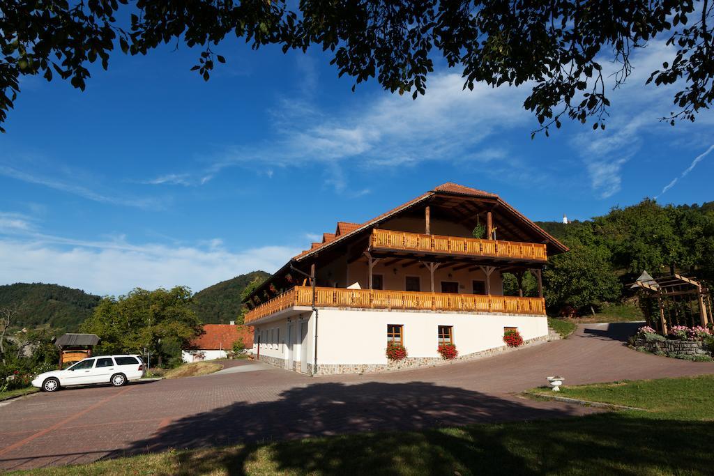 Guesthouse Mocivnik Okroglice ภายนอก รูปภาพ
