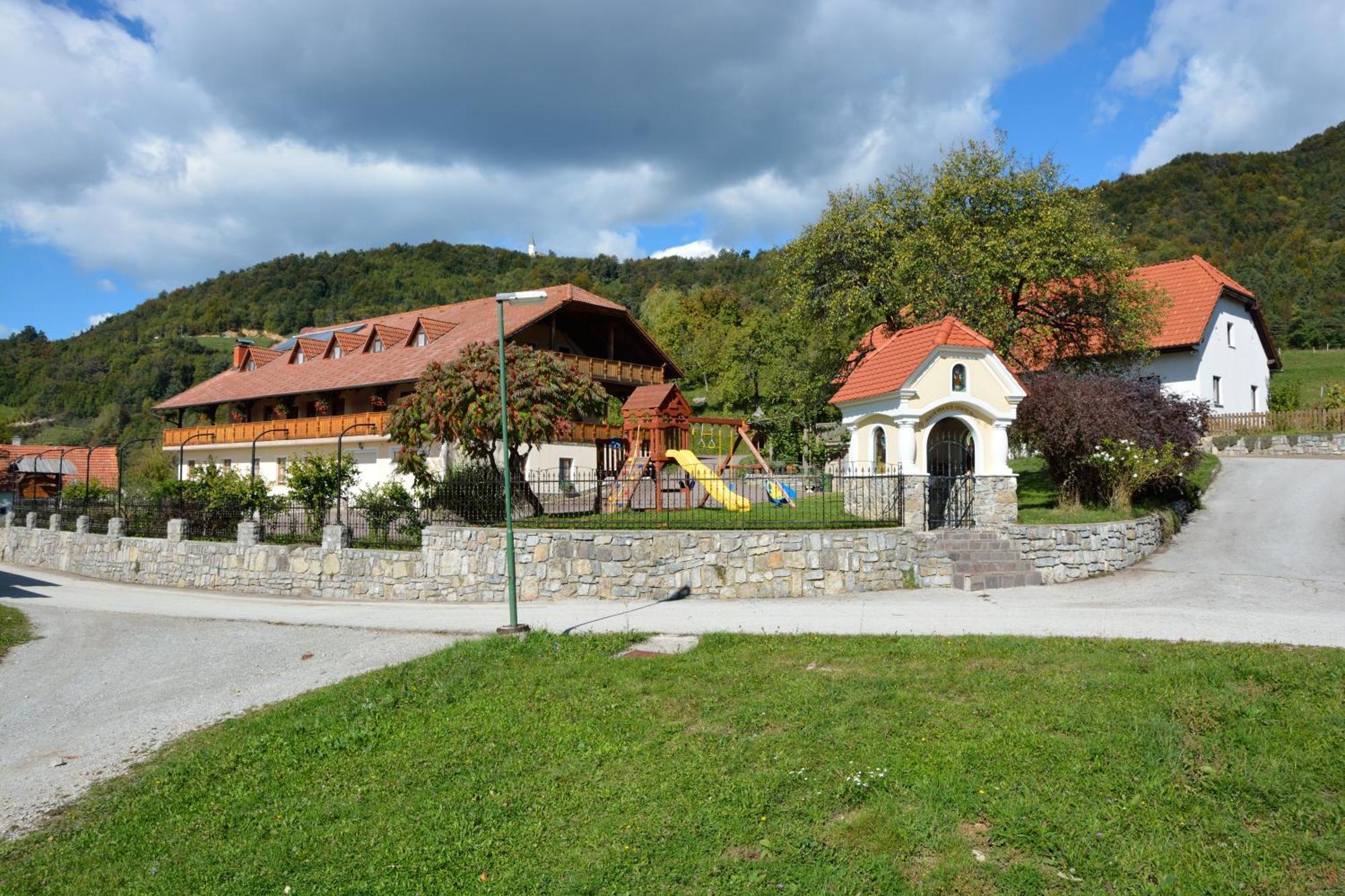 Guesthouse Mocivnik Okroglice ภายนอก รูปภาพ