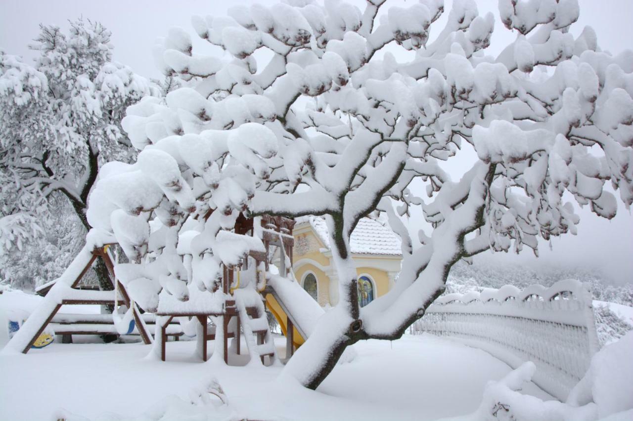 Guesthouse Mocivnik Okroglice ภายนอก รูปภาพ